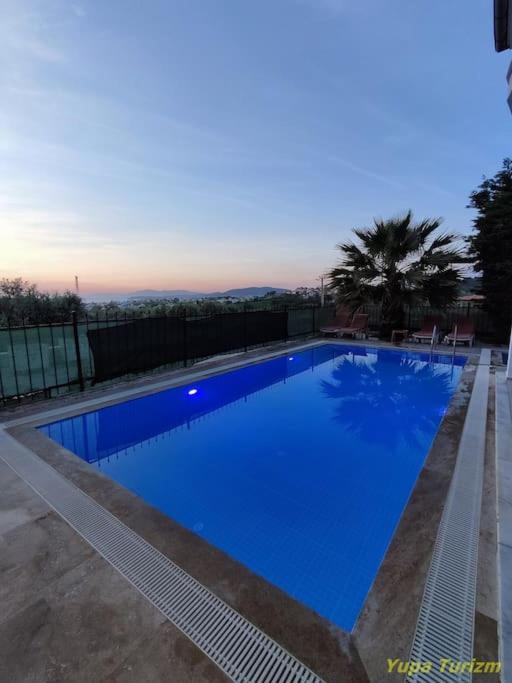 Deniz Manzarali Korunakli Oezel Havuzlu Lueks Villa Kuşadası