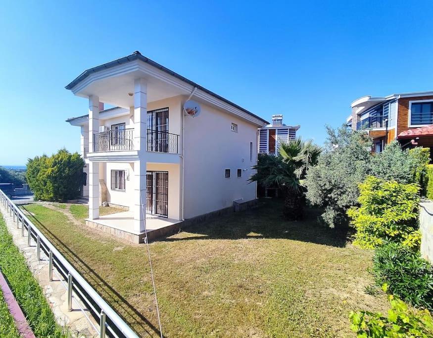 Deniz Manzarali Korunakli Oezel Havuzlu Lueks *