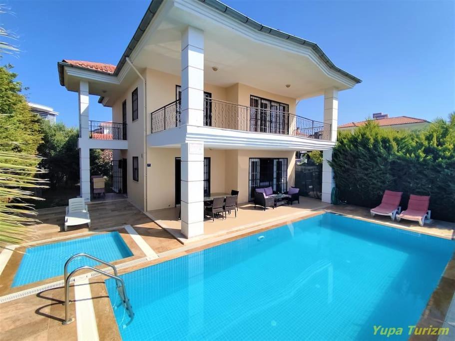 Deniz Manzarali Korunakli Oezel Havuzlu Lueks Villa